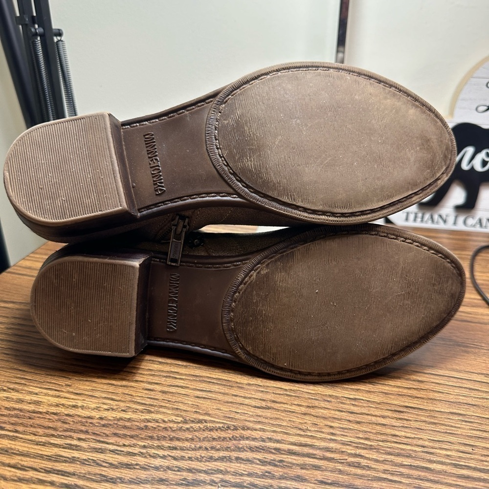 EUC Minnetonka Brenna Tan Suede Ankle Booties Size‎ 10 - Picture 13 of 13